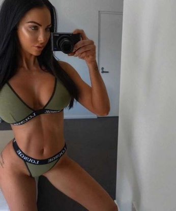 Живу в Москве и принимаю в уютной атмосфере моего уютного гнездышка. У меня много возможностей, чтобы удовлетворить все твои желания и фантазии. Мои нежные руки могут дарить неповторимые массажи, мои горячие губки умеют обескуражить самых требовательных. К тому же, у меня всегда есть что-то новенькое и экстравагантное, чтобы заинтриговать тебя. Посмотри мои 🔥фото, прочитай отзывы о моих услугах и ты обязательно захочешь провести со мной незабываемое время. 6065, 26 лет